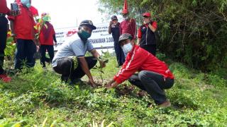 Wujud Mencintai Bumi: DPC PDIP Lamongan Menggandeng Pemdes Plosowahyu Melakukan Penghijauan